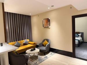 a living room with a couch and two chairs and a bed at Belvedere Hotel in Medina +43 photos