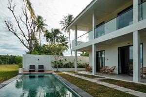 Außenansicht eines Hauses mit Swimmingpool in der Unterkunft Leafy's Lodge in Padangnegeri + 9 Fotos