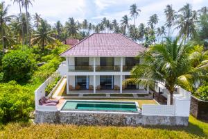 Luftaufnahme einer Villa mit Swimmingpool in der Unterkunft Leafy's Lodge in Padangnegeri