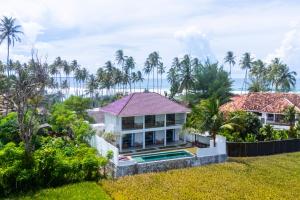 Luftaufnahme eines Hauses mit Swimmingpool in der Unterkunft Leafy's Lodge in Padangnegeri