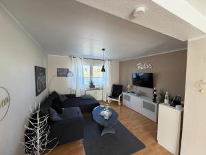 ein Wohnzimmer mit Sofa und Tisch in der Unterkunft Wolke13 - gemütliche 2 Zimmer Wohnung mit voll ausgestatteter Küche in der City von Menden in Menden