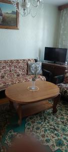 ein Wohnzimmer mit Sofa und Couchtisch in der Unterkunft Flat 2 rooms in Panevėžys