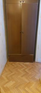 eine Tür in einem Zimmer mit Holzboden in der Unterkunft Flat 2 rooms in Panevėžys