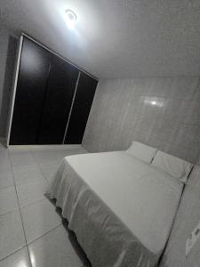 a bedroom with a white bed and a window at A 3,3 km do Parque do Povo in Campina Grande +27 photos