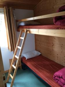 Krevet ili kreveti na kat u jedinici u objektu Camping Les Lupins