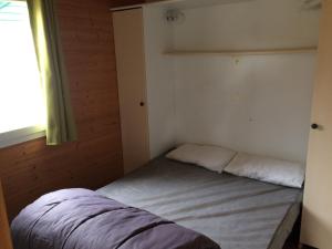 Letto o letti in una camera di Camping Les Lupins