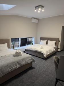 ein Zimmer mit zwei Betten und einem Fenster in der Unterkunft Aero Hotel in Chişinău + 55 Fotos