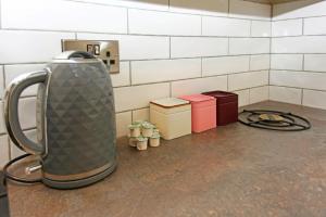 a juicer is sitting on a counter in a room at St John's Hill Apartments in Shrewsbury +16 photos