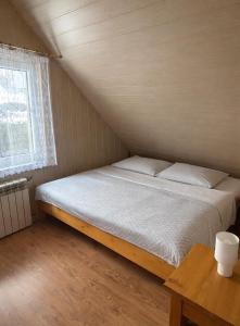 a small bedroom with a bed in a attic at Domek u Hani - domek 6 osobowy, z ogrodem i tarasem, Wisła in Wisła