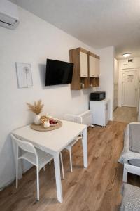 a living room with a white table and chairs at Studio apartman ANNI, Self CHECK-IN in Osijek