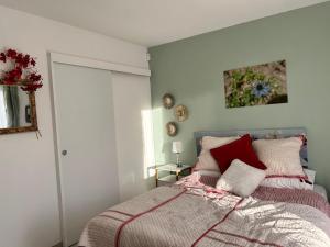a bedroom with a large bed with red pillows at Lésina Bed & Breakfast in Apt