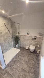 ein Badezimmer mit Dusche, Toilette und Waschbecken in der Unterkunft Uachan in Corpach + 4 Fotos