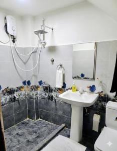 a bathroom with a shower and a sink at Villa kresilda in Gampola +26 photos