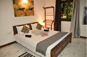 a bedroom with a large bed with a ladder at Villa kresilda in Gampola
