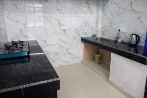 a kitchen with a stove and a counter top at Shri Nimbark Mohini Kunj in Vrindāvan