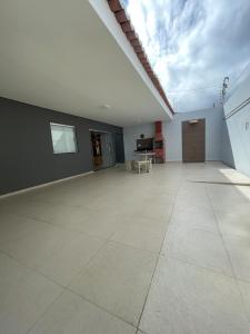 an empty room with a large room with a ceiling at Casa espaçosa com 3 quartos climatizados in Petrolina