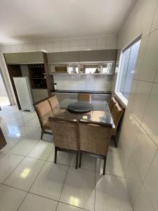 a kitchen and dining room with a table and chairs at Casa espaçosa com 3 quartos climatizados in Petrolina