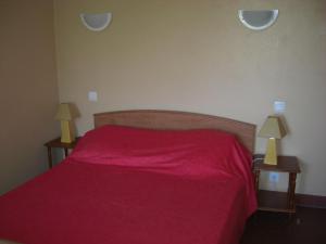 サン・ジャン・ピエ・ド・ポルにあるGuéraçague Etcheverry Garayaのベッドルーム1室(赤いベッド1台、テーブルにランプ2つ付)