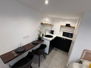 a small kitchen with a table and chairs in it at studio indépendant dans une villa in Aimargues