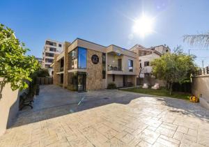an empty driveway in front of a building at Zoe's Villa by PS in Durrës