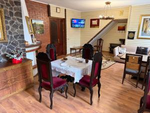 a dining room with a table and chairs at Hotel palas tatariv in Tatariv