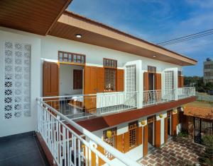 a view of a house with a balcony at Homestay Hòn Đỏ Sea in Thôn Mỹ Tường +4 photos