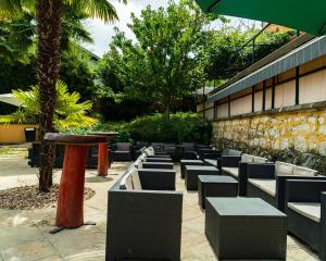 a row of chairs and a table in front of a building at La Maison cachée du PAVILLON BELLEVUE in Belley