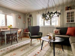 a living room with a couch and a table at Veslekoia - Grandmas Cabin in Øksna