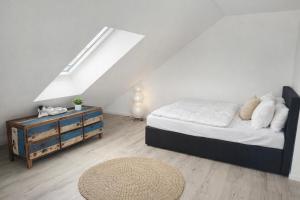 a bedroom with a bed and a dresser at Bali Spirit - Toplage Usingen in Usingen