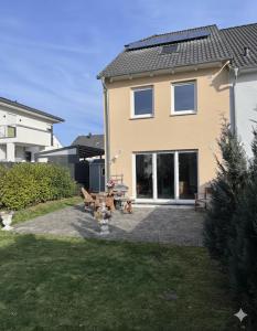 a backyard of a house with a patio at Bali Spirit - Toplage Usingen in Usingen