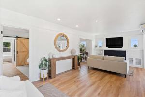 a living room with a couch and a tv at Cliff View - Prime Downtown La Jolla in San Diego