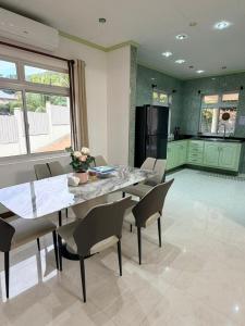 a kitchen and dining room with a table and chairs at Wyn Villa in Praslin