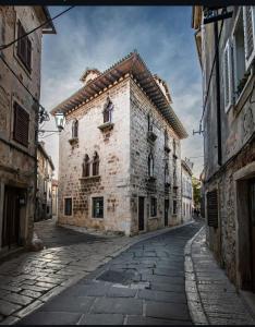 an old stone building on a cobblestone street at Casa Bumbara in Vodnjan