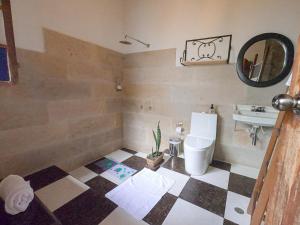 a bathroom with a sink and a toilet and a mirror at La pequeña casa in Pijao +25 photos