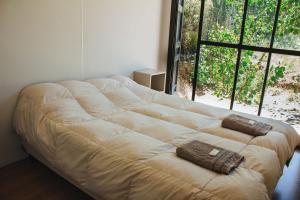 ein großes Sofa in einem Zimmer mit einem großen Fenster in der Unterkunft Container House in Cacheuta + 66 Fotos