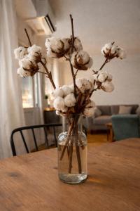 a vase filled with white flowers sitting on a table at The Corner House in Delčevo