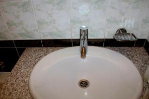 lavabo blanco con grifo de plata en Apartment On Prospekt Kirova, en Dnipro 14 fotos más
