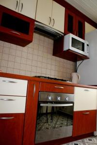 Il comprend une cuisine équipée d'une cuisinière et d'un four micro-ondes. dans l'établissement Apartment On Prospekt Kirova, à Dnipro