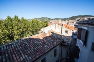 Nespecifikovaný výhled na hory nebo výhled na hory při pohledu z hotelu