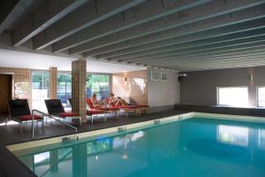 Bazén v ubytování Hotel De Pits nebo v jeho okolí
