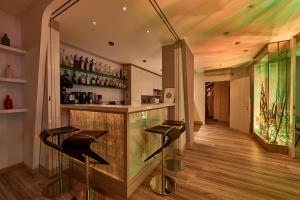 bar ze stołkami w środku pokoju w obiekcie Hotel Vacanze 2000 - Adults Only w mieście Malcesine