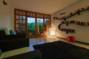 salon z pomnikiem w rogu pokoju w obiekcie Hotel Vacanze 2000 - Adults Only w mieście Malcesine