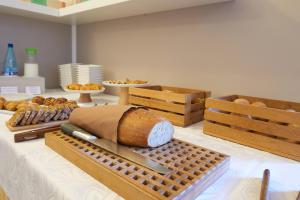 stół z bochenkiem chleba i innymi wypiekami w obiekcie Hotel Vacanze 2000 - Adults Only w mieście Malcesine +9 zdjęć