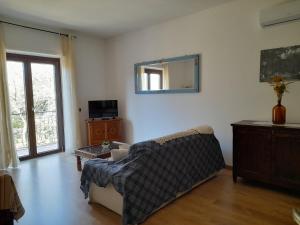 a living room with a couch and a mirror at alloggio turistico olmata in Montevirginio