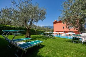 grupa leżaków i basen w obiekcie Hotel Vacanze 2000 - Adults Only w mieście Malcesine