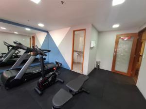 a gym with tread machines in a room at Flat Borges Lagoa Vl Mariana Ibirapuera com garagem UH1007 in São Paulo