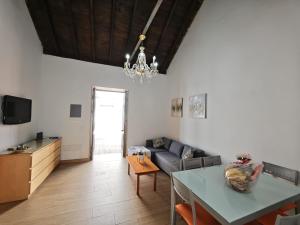 a living room with a couch and a table at Casa del Drago in Vega de San Mateo