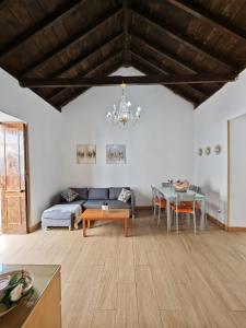 a living room with a couch and a table at Casa del Drago in Vega de San Mateo