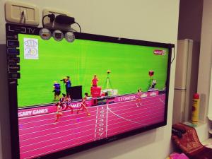 a television screen with a tennis game on it at Dar-Dhiafa Mayar in Mahdia