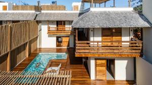 a house with a swimming pool and a deck at Villa Swabrina - Grupo Messina in Jericoacoara